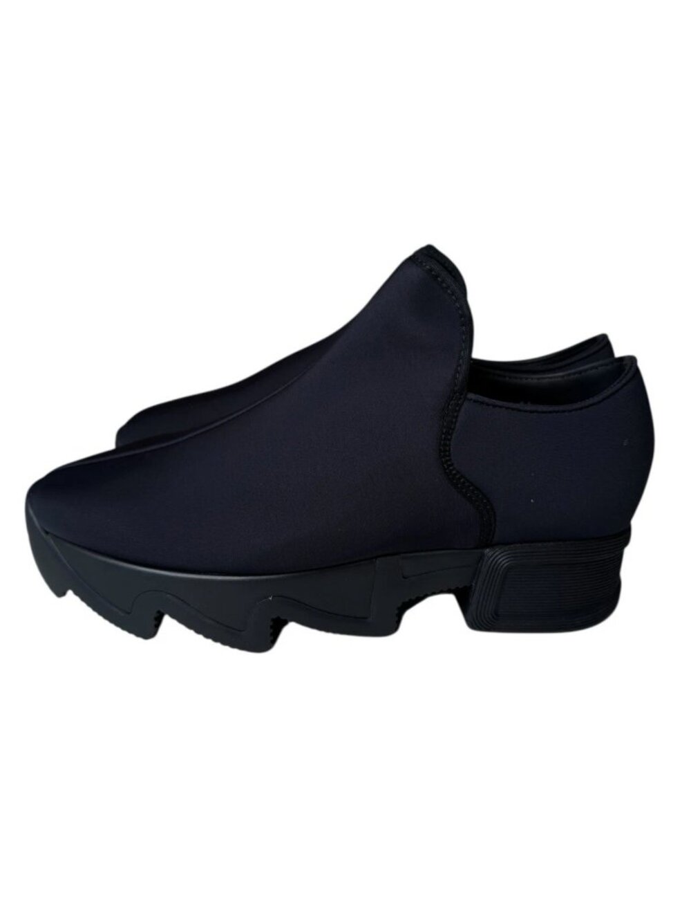 iRi Black Low Top Sneakers in EUC